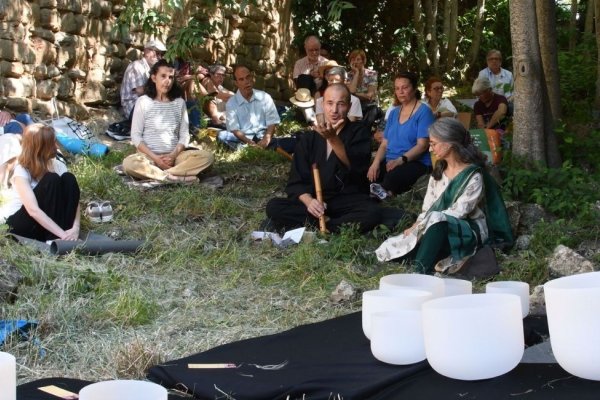 Meditació amb bols de quars